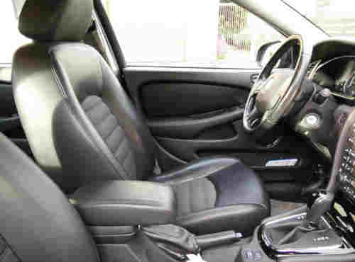 Utiliser un coussin lombaire en voiture pour un meilleur confort de conduite Siège de voiture ergonomique en cuir noir, illustrant l’ajout d’un coussin lombaire pour réduire la fatigue du dos lors des trajets quotidiens ou longs voyages.